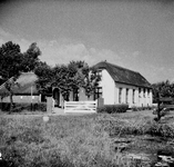 843085 Gezicht op de voor- en zijgevel van boerderij Dorpna (Kleiweg 27) te Baambrugge.N.B. De foto is gemaakt ten ...